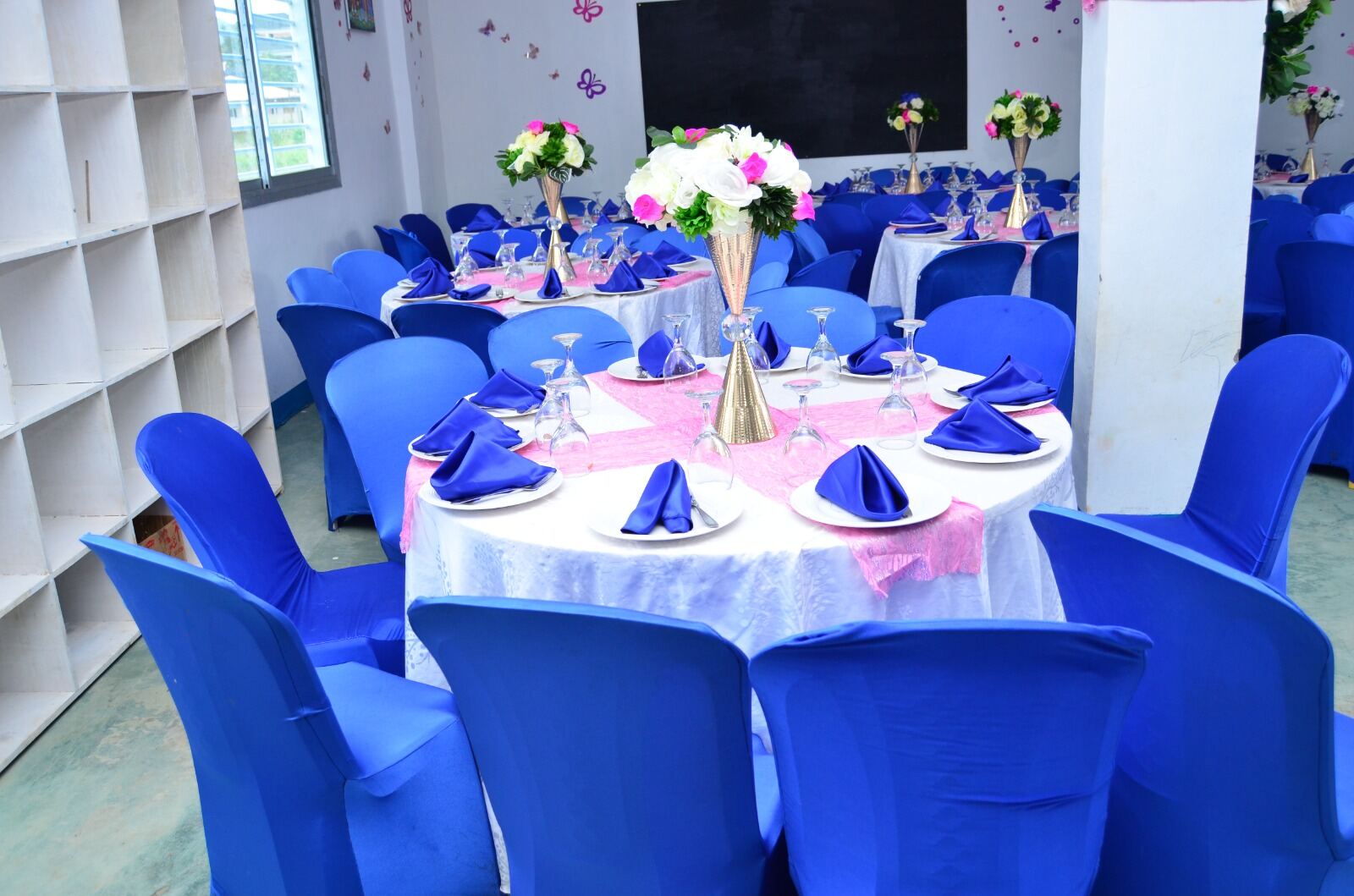 Hall table setting with pink and white linens