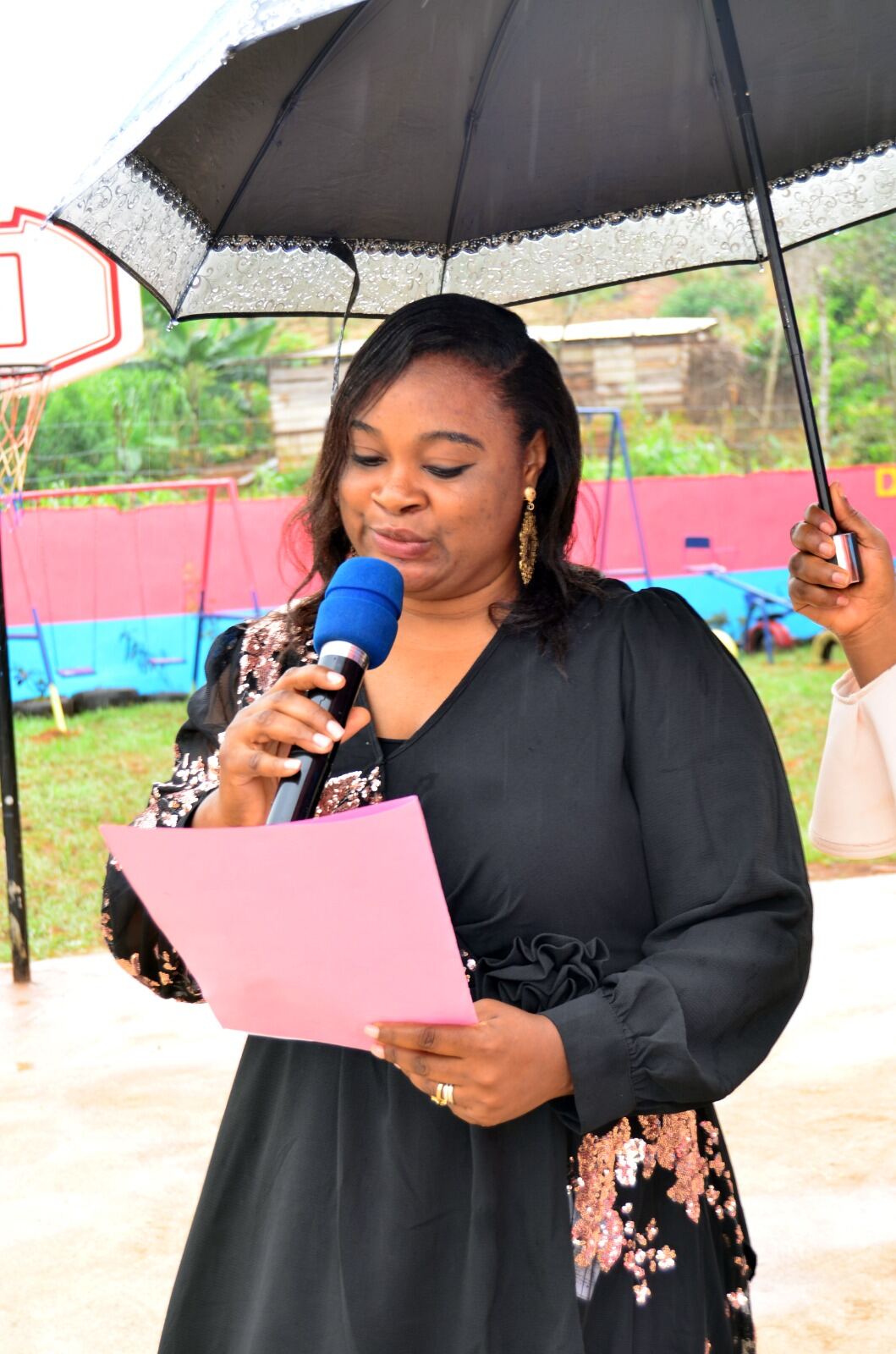 Event host addressing pupils and families on the playground