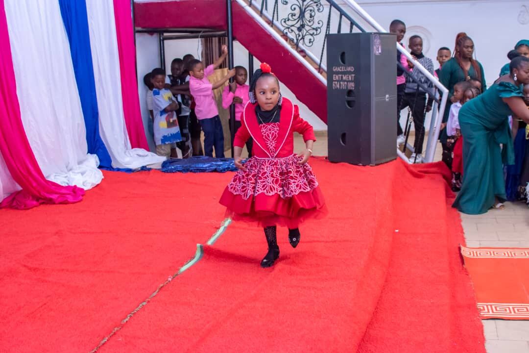 Pupil in costume during a graduation ceremony fashion segment